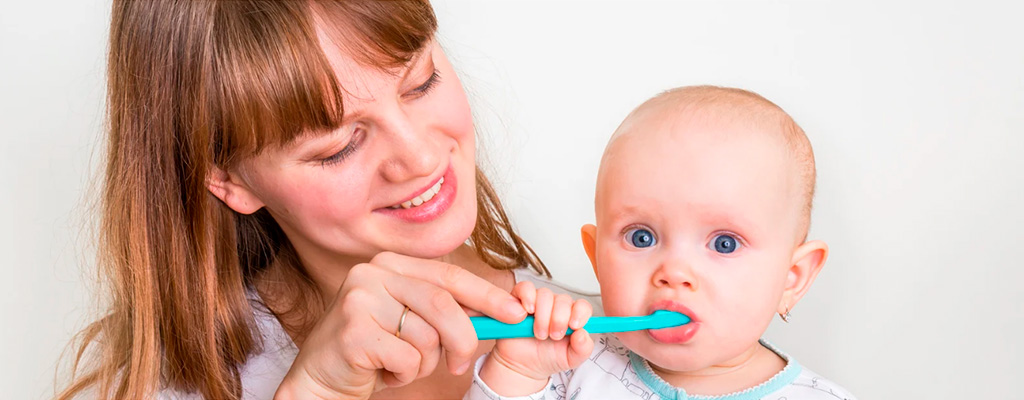 Salud bucodental en bebés: Primeros dientes y cuidados esenciales